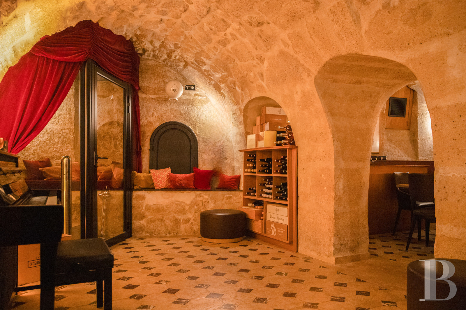 À Paris, dans le Quartier latin,  un ensemble de caves dans un immeuble du 17e siècle aménagées en lieu de réception - photo  n°8